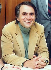 El famoso divulgador Carl Sagan convenció a Kubrick de que no mostrara alienígenas con forma humanoide. Cuando vio la película en su estreno, se alegró de haber puesto su granito de arena.